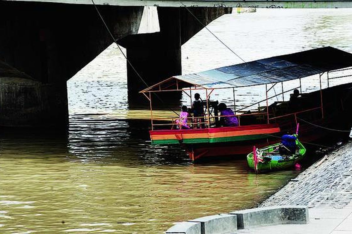 Sebuah perahu wisata dipersiapkan untuk melayani penumpang menyusuri Kanal  Banjir Barat  di Kota Semarang, Jawa Tengah, Jumat (23/12). Normalisasi  Kanal Banjir Barat ini juga jadi wahana wisata sungai.