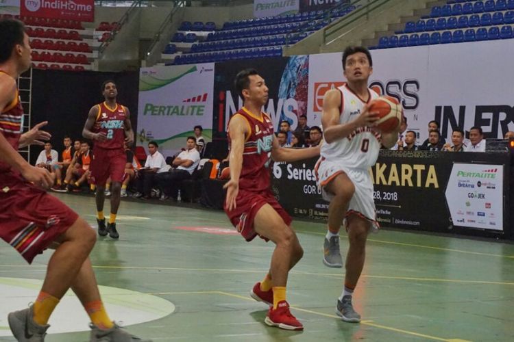 Pamungkas Respati (kaos putih) menjadi penyumbang poin kedua terbanyak untuk Pelita Jaya saat menghadapi NSH Jakarta dalam   Seri VI Indonesian Basketball League (IBL) 2017/2018 . Di laga melawan NSH Jakarta, Pamungkas Respati mencetak 19 poin 
