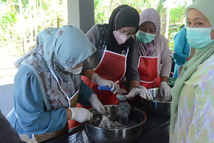 Kementerian Kelautan dan Perikanan (Kementerian KP) meningkatkan kemampuan para pengolah gurita di Kabupaten Kaur, Bengkulu agar menghasilkan produk lebih beragam dan berdaya saing tinggi di pasaran. 

