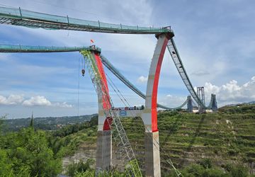 Terpanjang di Indonesia, Jembatan Kaca Bendungan Sukamahi Tembus 81,3 Persen