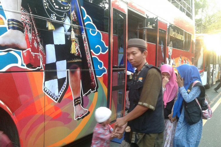 Anak yatim Pesantren Al Ihsan Surakarta, Jawa Tengah diajak berwisata (city tour) keliling Kota Solo naik bus tingkat Werkudara, Senin (28/5/2018).
