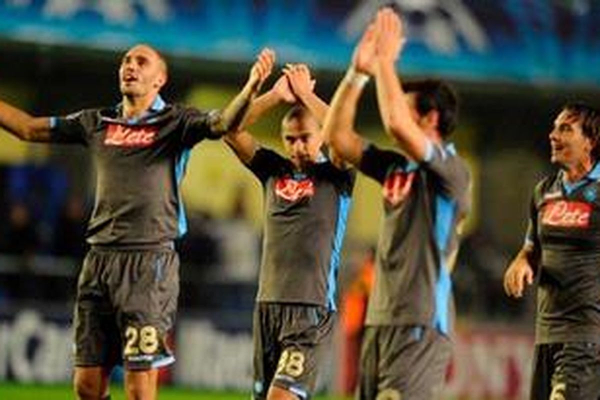 Para pemain Napoli merayakan kemenangan 2-0 atas Villarreal pada laga terakhir kualifikasi Liga Champions Gruo A, Rabu atau Kamis (8/12/2011) dini hari WIB. Kemenangan ini mengantarkan mereka ke babak 16 besar Liga Champions.