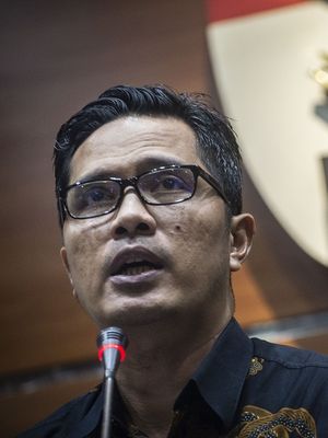 Febri Diansyah saat menjabat Juru Bicara KPK, memberikan keterangan pers terkait pengembangan perkara kasus tindak pidana korupsi pengadaan ruang terbuka hijau (RTH) Pemerintah Kota Bandung di Gedung KPK, Jakarta, Kamis (21/11/2019). KPK telah menerima hasil audit dari Badan Pemeriksa Keuangan (BPK) dalam rangka perhitungan dugaan kerugian keuangan negara terkait kasus tersebut sebesar Rp69 miliar dari realisasi anggaran sekitar Rp115 miliar. ANTARA FOTO/Aprillio Akbar/nz