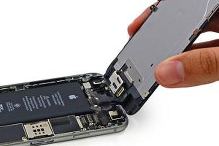 Sel baterai yang ditambahkan di penutup bagian belakang iPhone 6 untuk menambah daya tahan baterai.