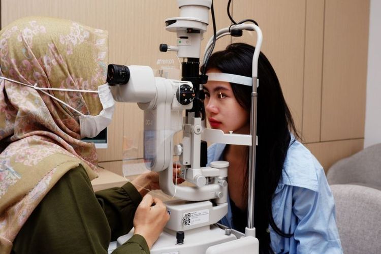 Pasien sedang melaksanakan pre-lasik. 