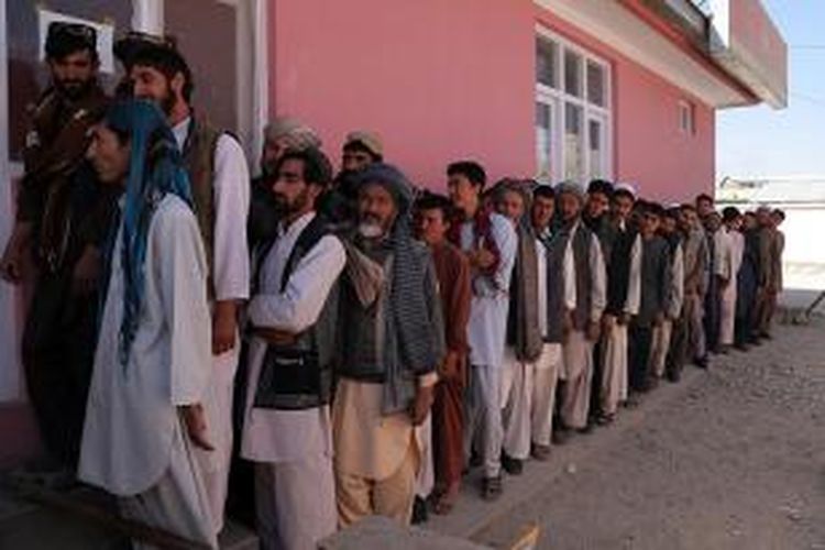 Puluhan warga Afganistan di Ghazni mengantre untuk mendapatkan kartu identitas yang akan digunakan untuk memberikan suara dalam pemilihan umum yang akan digelar April 2014.