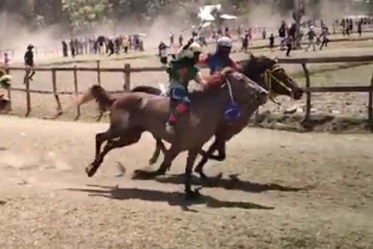 Arena pacuan kuda di Desa Panda, Kecamatan Palibelo, Kabupaten Bima, NTB, yang kini ditutup sementara akibat tewasnya joki cilik saat latihan