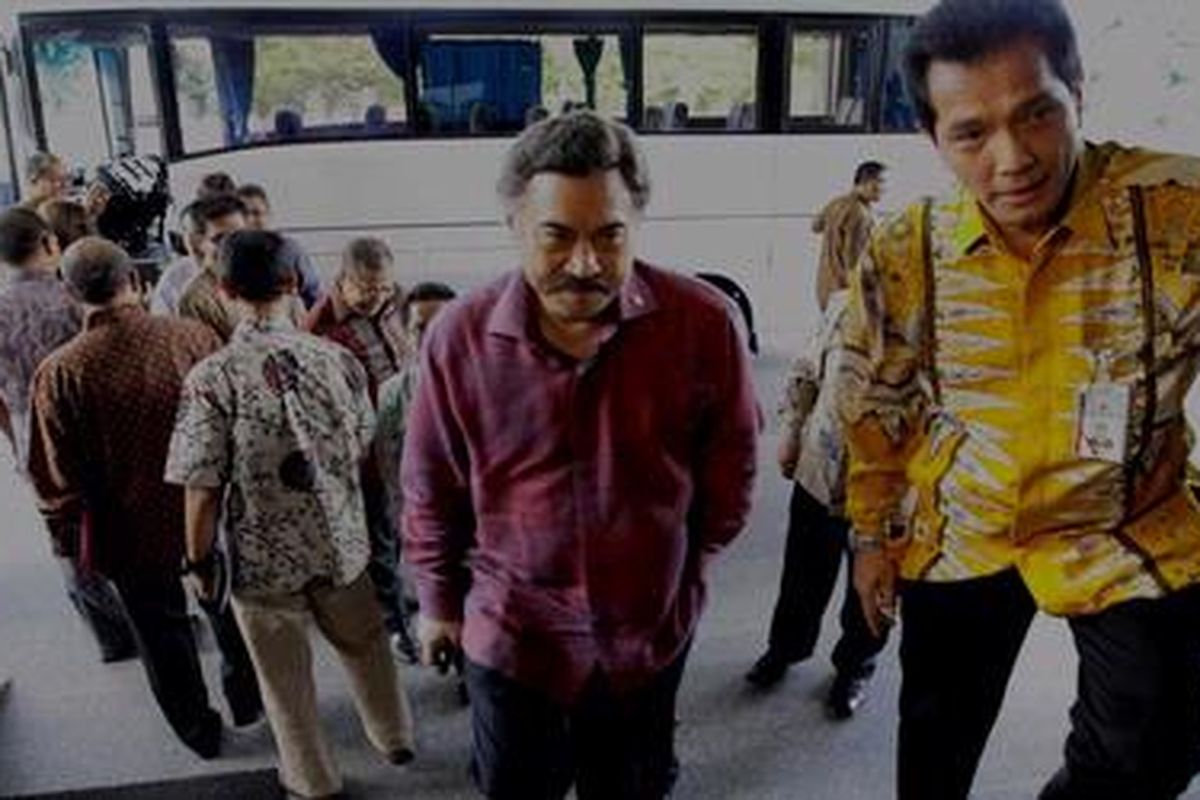 Wakil Pimpinan Pansus Bank Century Gayus Lumbuun (tengah) saat berada di Denpasar, Bali, Jumat (12/2/2010)