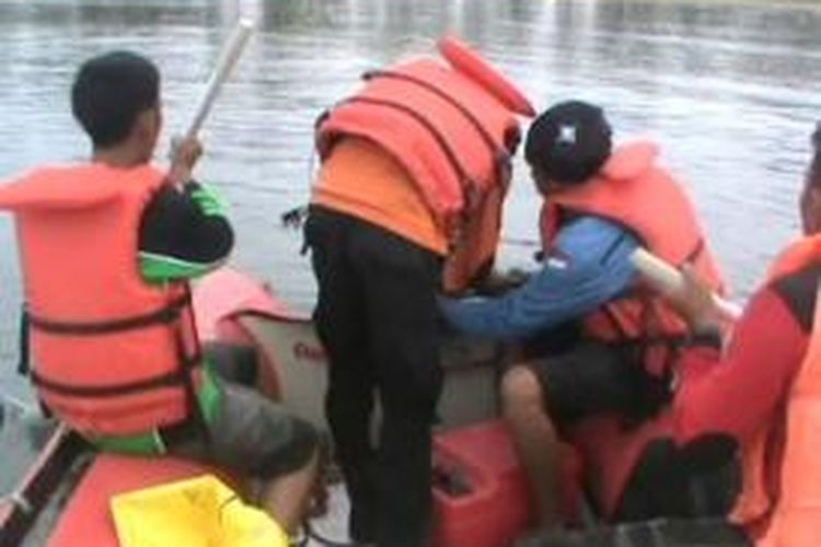 Puluhan relawan dari berbagai kampus dan tokoh pemuda di Majene turut membantu pencarian korban air asia di pesisir pantai Majene.