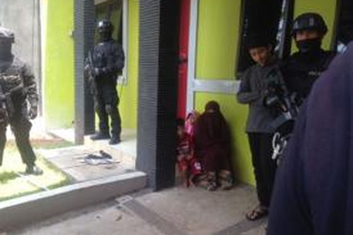 Tim Jatanras (Kejahatan dan Kekerasan) Polda Metro Jaya bersama Detasemen Khusus (Densus) Anti Teror Mabes Polri menggerebek rumah terduga anggota ISIS, Amin Mudin, di Legenda Wisata, Cileungsi, Bogor, Minggu (22/3/2015).
