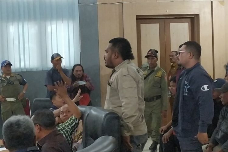 Kericuhan terjadi di ruang paripurna DPRD Kota Ambon saat rapat dengar pendapat soal pembahasan lapak pedagang di Terminal Mardika antara Pemerintah Kota Ambon, DPRD dan asosiasi pedagang Pasar Mardika Ambon, Senin (27/2/2023)