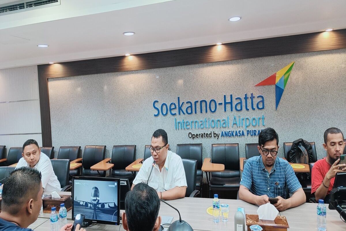 Executive General Manager Angkasa Pura (AP) II Dwi Ananda Wicaksana memaparkan, prediksi peningkatan jumlah penumpang menjelang libur natal 2022 dan tahun baru 2023, di Gedung AP 2 Bandara Soekarno-Hatta, Senin (19/12/2022).