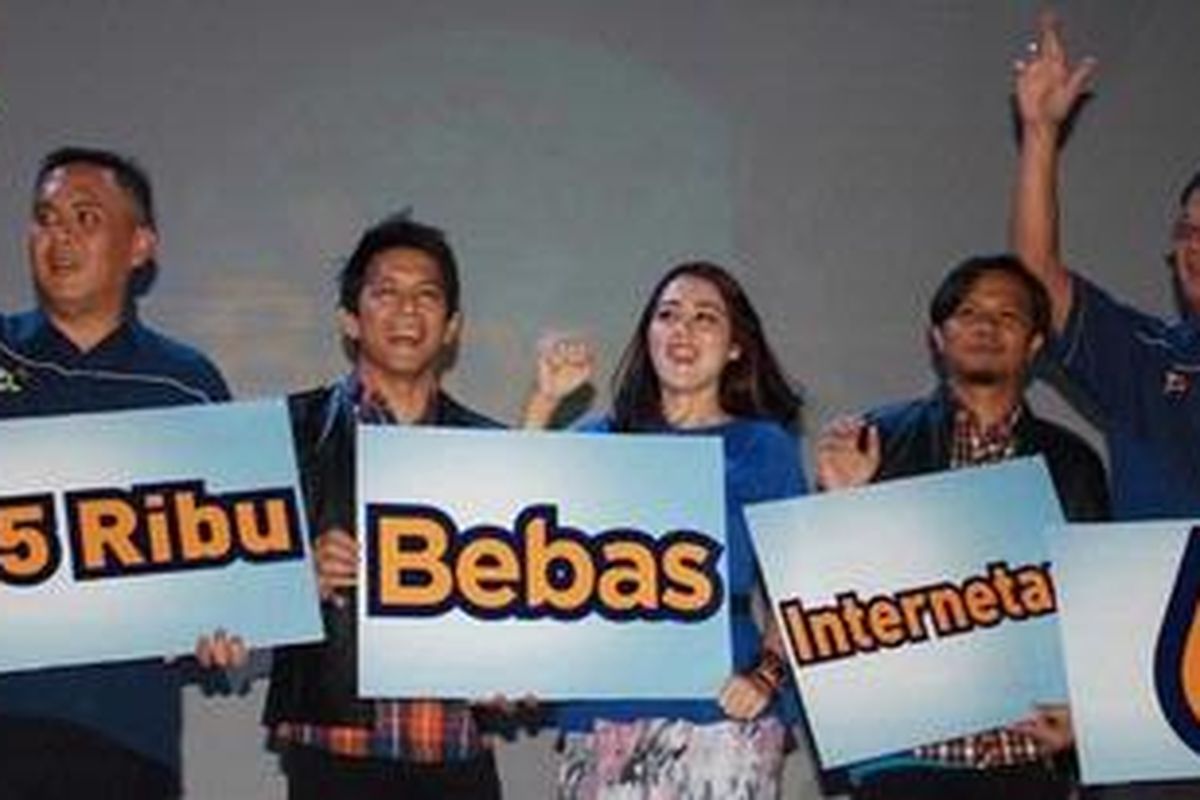 Direktur Pemasaran XL Joy Wahjudi (paling kiri) dan Direktur Commerce XL Nicanor V Santiago (paling kanan), bersama dengan personel band Noah dalam peluncuran program XL Bebas di Jakarta, Selasa (29/1).