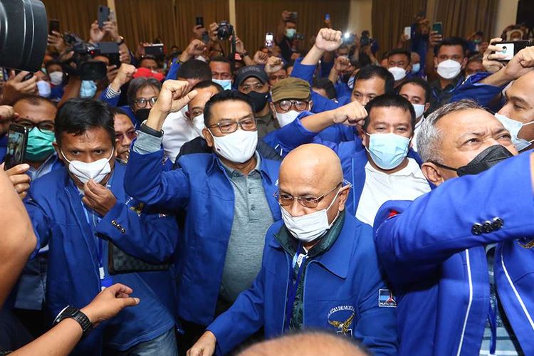 Moeldoko (tengah) tiba di lokasi Kongres Luar Biasa (KLB) Partai Demokrat di The Hill Hotel Sibolangit, Deli Serdang, Sumatera Utara, Jumat (5/3/2021).  Berdasarkan hasil KLB, Moeldoko terpilih menjadi Ketua Umum Partai Demokrat periode 2021-2025.