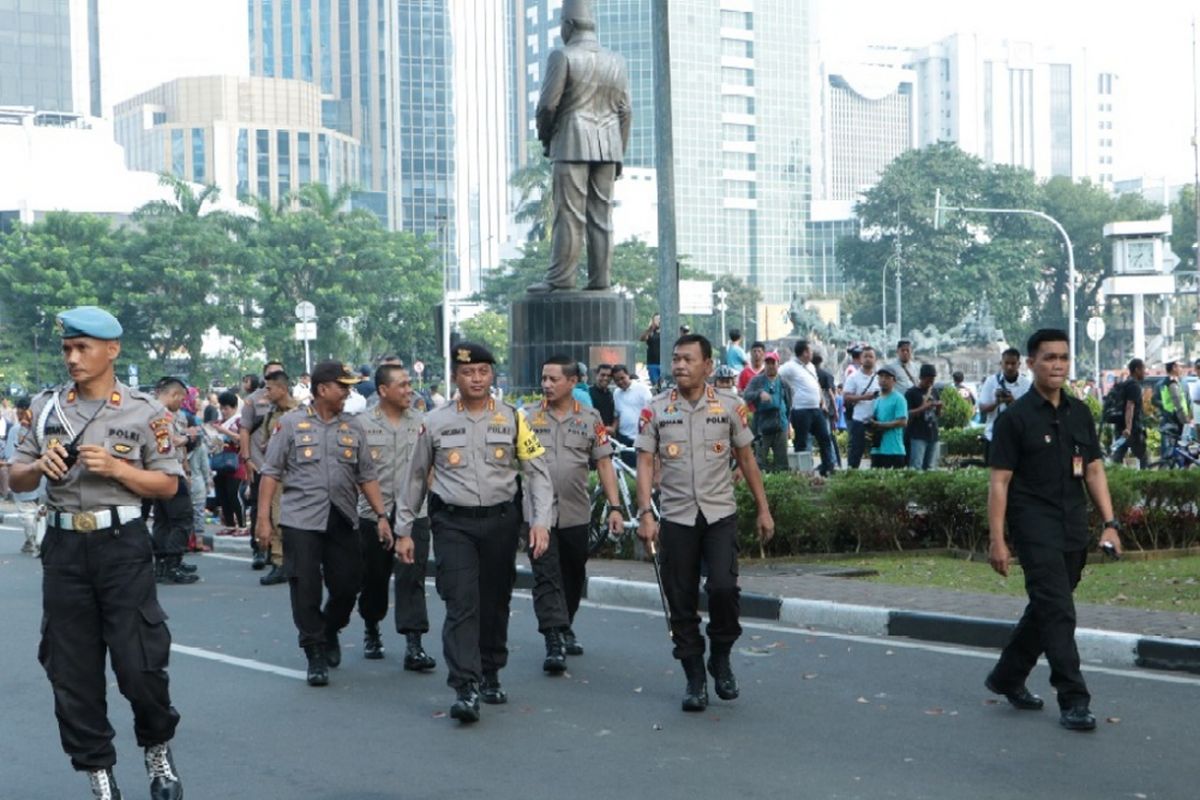 Kapolda Metro Jaya Irjen Idham Aziz meninjau kegiatan Car Free Day (CFD) atau hari bebas kendaraan bermotor (HBKB) di ruas jalan Sudirman-Thamrin, Jakarta Pusat, Minggu (6/5/2018).