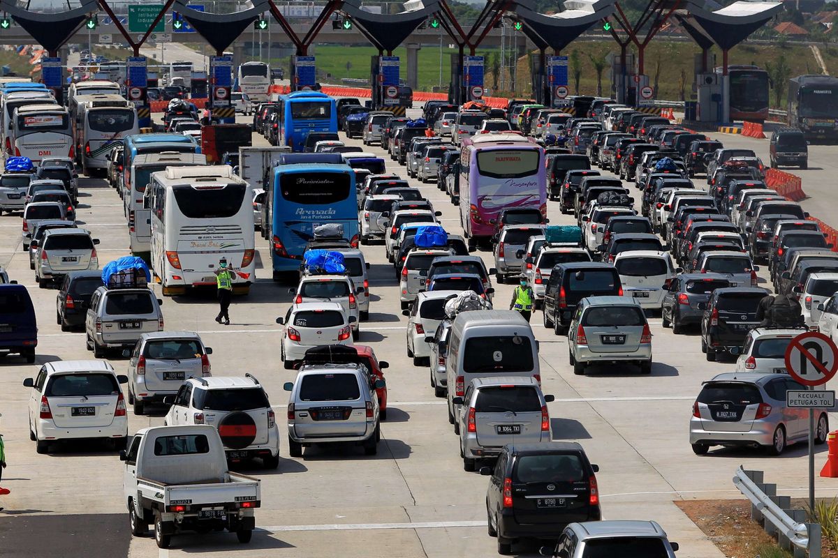 Antrean kendaraan pemudik terjadi di gerbang pintu keluar Tol Palimanan, Cirebon, Jawa Barat, Selasa (14/7/2015) yang mengakibatkan kemacetan sepanjang 2 kilometer. Simak daftar jalur alternatif ke Yogyakarta via Pantai Selatan.