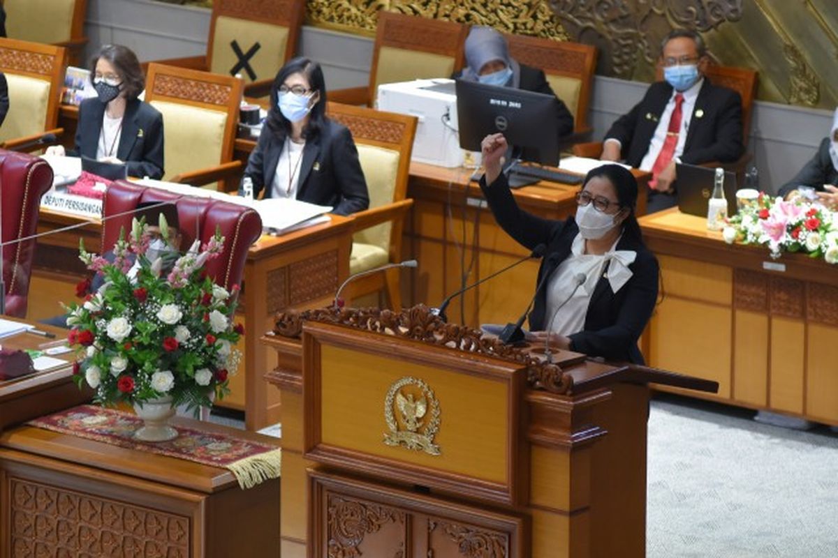 Ketua DPR RI Dr. (H.C.) Puan Maharani saat berpidato membuka Masa Persidangan IV Tahun Sidang 2020-2021 di Rapat Paripurna DPR RI, Senin (8/3/2021). 