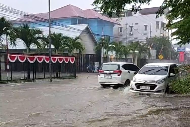 Hujan deras yang mengguyur wilayah Kota Ambon menyebabkan terjadi banjir di Jalan Ir M Putuhena Kecamatan Teluk Ambon, Sabtu (16/8/2025)