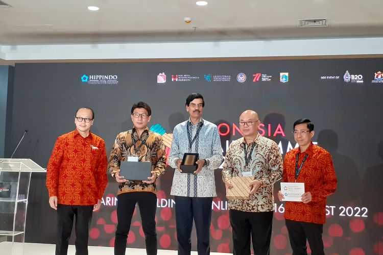 Ketua Umum APPBI Alphonzus Widjaja bersama pemateri lain dalam Indonesia Retail Summit 2022, Selasa (16/8/2022)