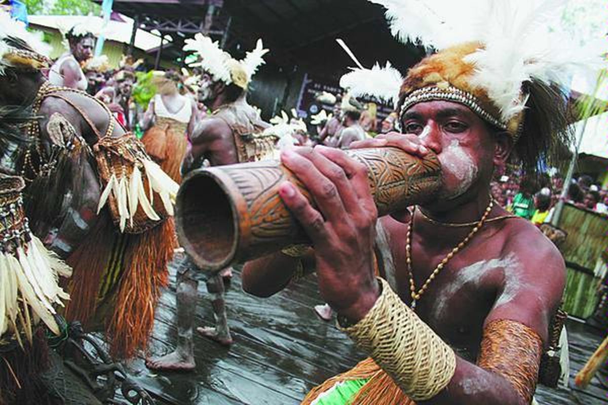 Para penari Asmat, Papua, Jumat (10/10), menampilkan tarian penyambutan para tamu yang berkunjung ke Pesta Budaya Asmat di Agats. Pesta tahunan ke-25 ini diisi dengan pertunjukan tarian, demo pembuatan ukiran, dan lelang hasil karya seni masyarakat. 