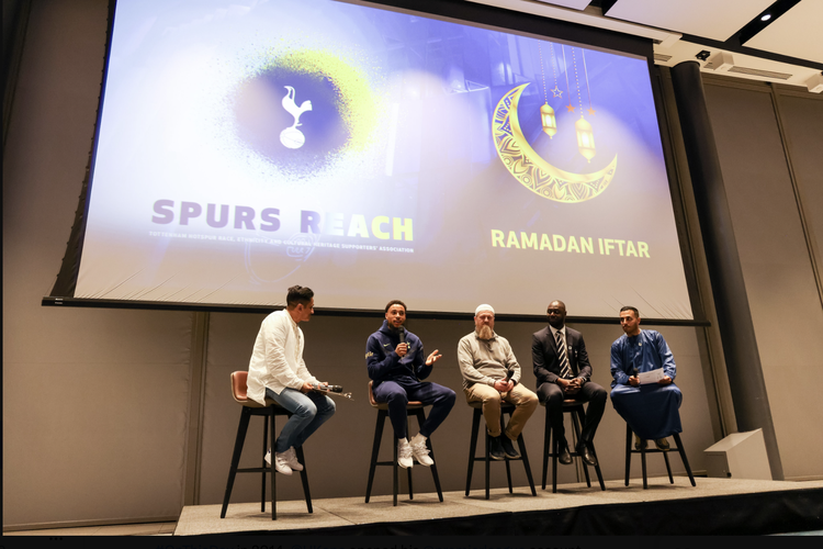 Suasana buka bersama di Tottenham Hotspur Stadium, London, Kamis (6/4/2023). Acara ini turut menghadirkan perwakilan pemain Tottenham, Arnaut Danjuma.