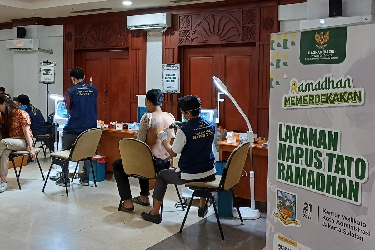 Suasana layanan hapus tato gratis yang digelar Baznas (Bazis) DKI Jakarta di Kantor Walikota Jakarta Selatan, Kamis (21/3/2024).