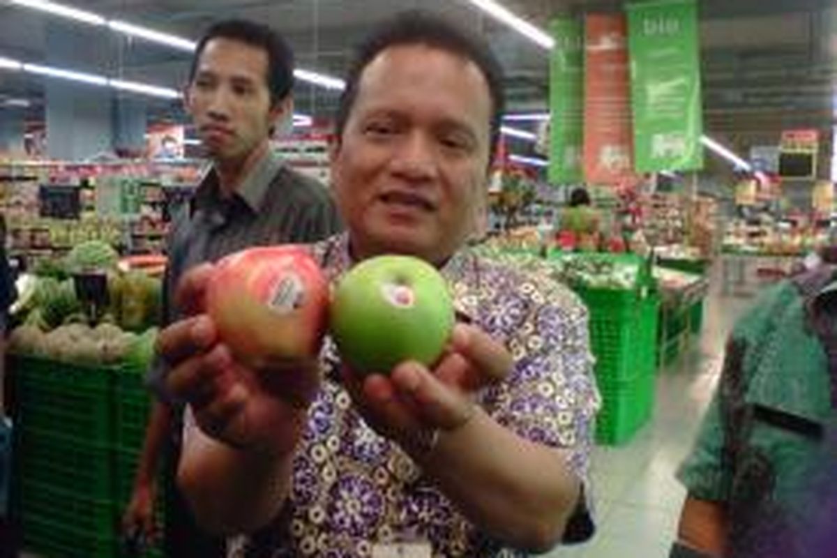 Petugas menunjukkan dua jenis apel, Grany Smith dan Royal Gala, yang diduga terkontaminasi bakteri Listeria monocytogene.  