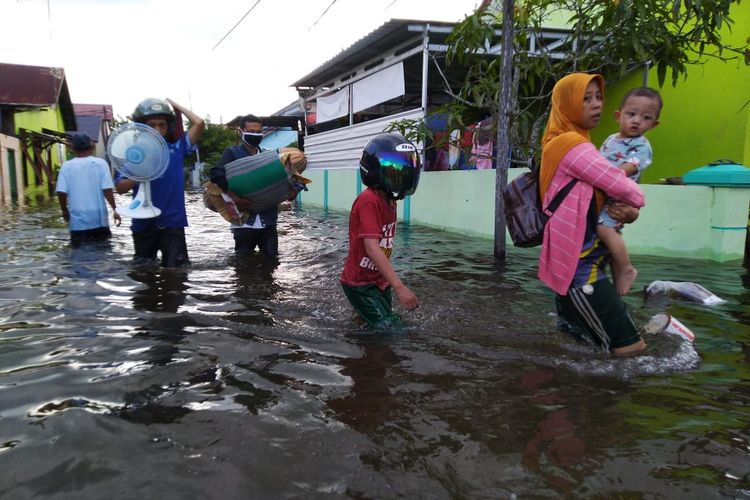 Warga RT 37 Kelurahan Sempaja Timur, Kota Samarinda, Kaltim saat mengevakuasi barang-barang yang terendam banjir, Sabtu (23/5/2020).