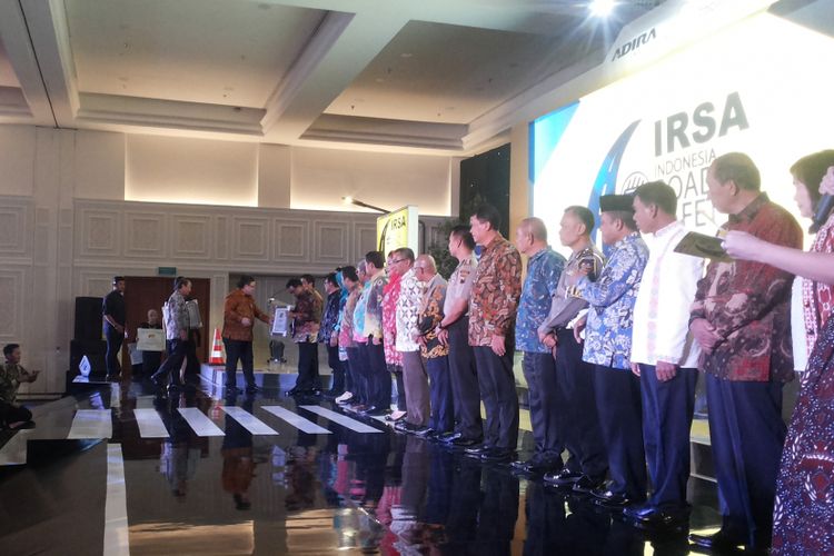 Kepala Badan Perencana Pembangunan Nasional (Bappenas) Bambang Brodjonegoro saat menyerahkan penghargaan kepada 23 daerah yang menjadi finalis dalam ajang Indonesia Road Safety Award 2017, di Jakarta, Kamis (7/12/2017). Ajang IRSA merupakan wujud apresiasi kepada kota dan kabupaten terbaik dalam hal penerapan tata kelola keselamatan jalan. 