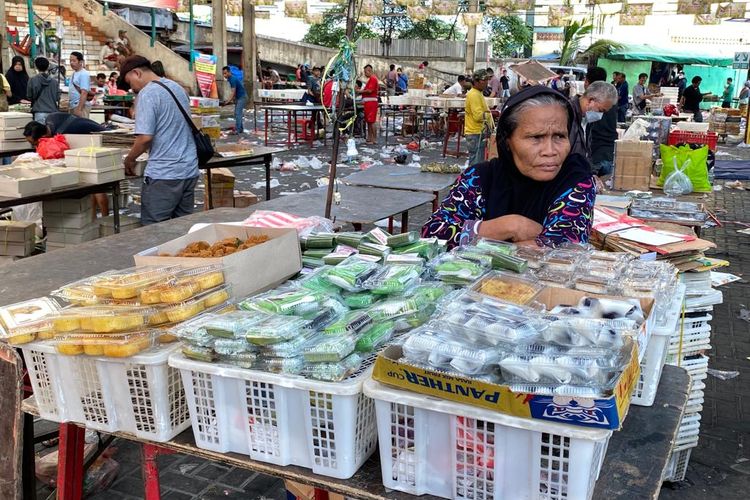 Pedagang di Pasar Kue Subuh Senen Jaya, Jakarta Pusat, Kamis (12/1/2023). Perempuan itu menunggu lapak dagangannya yang menjual kue-kue tradisional di pasar tersebut. 