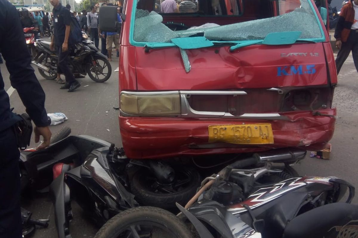 Mobil angkot yang menabrak pengemudi ojek hingga tewas akibat hilang kendali, saat kecelakaan di jalan Kolonel Haji Burlian Palembang, Sumatera Selatan, Senin (10/9/2018).