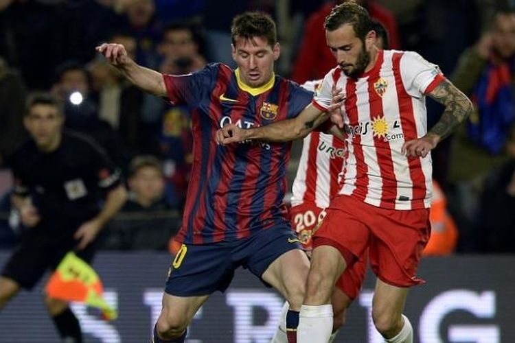 Pemain Barcelona, Lionel Messi (kiri), berduel dengan Aleix Vidal yang saat itu masih berseragam Almeria, pada laga lanjutan Divisi Primera La Liga di Stadion Camp Nou, 2 Maret 2014. 