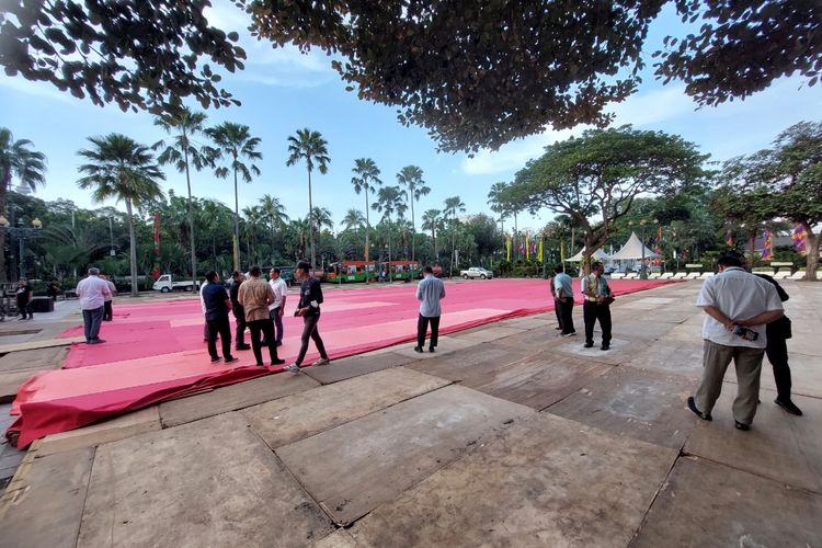 Pemerintah Provinsi (Pemprov) DKI Jakarta saat sedang menyiapkan lokasi penyelenggaraan shalat Idul Fitri pada Jumat (21/4/2023).