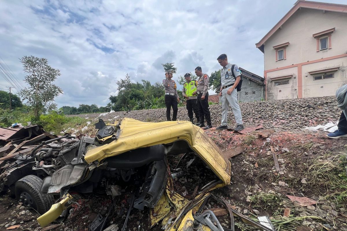 Kondisi truk muatan pupuk yang tertabrak kereta api Kartanegara di perlintasan tanpa palang pintu Desa Seketi, Kecamatan Ngadiluwih, Kabupaten Kediri, Jawa Timur, Senin (10/3/2025).
