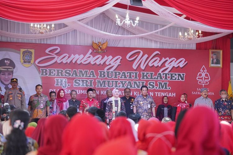 Bupati Klaten Sri Mulyani gelar program Sambang Warga di di Gedung Ahimsa, Desa Gumulan, Klaten Tengah, Jawa Tengah (Jateng), Jumat (15/9/2023).
