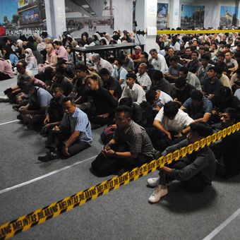 Sejumlah pencari kerja antre saat Bursa Kerja 2025 di Plaza Jambu Dua, Kota Bogor, Jawa Barat, Rabu (15/10/2025). Lembaga keuangan global Morgan Stanley mencatat tingkat pengangguran usia 15?24 tahun di Indonesia mencapai 17,3 persen dan angka ini termasuk salah satu yang tertinggi di kawasan Asia. 