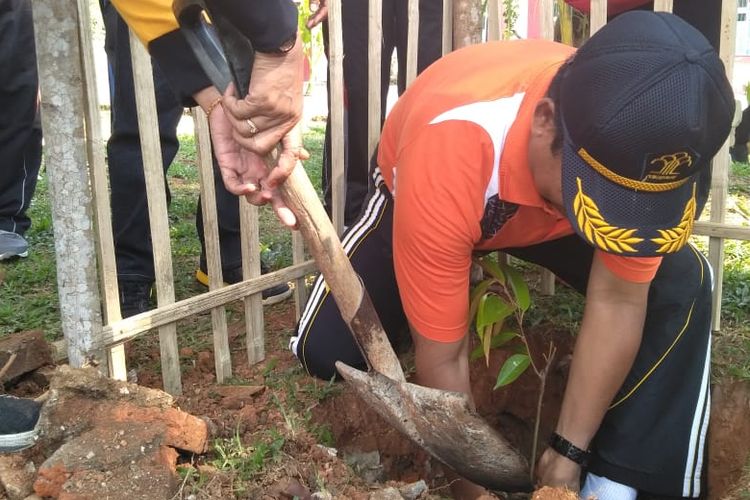Sebanyak 100 pohon ditanam di area Lapas kelas IIA Palopo dalam rangka menyambut Hari Bhakti Kemasyarakatan ke-55, Jumat (22/03/2019)