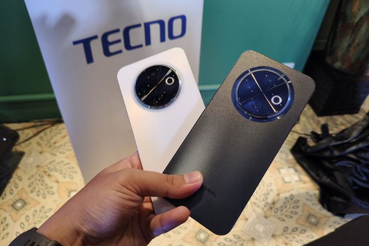 Tecno Spark 30C varian warna Orbit White (kiri) dan Orbit Black (kanan).