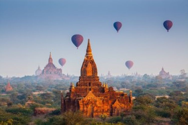 Balon udara di kawasan kuli di Bagan, Myanmar.