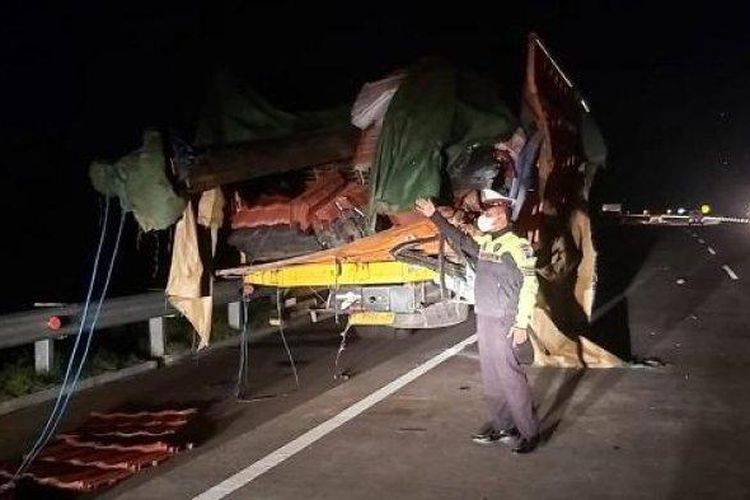 Kondisi truk bernopol P-9974-UR yang ditabrak bus berpenumpang 48 orang di Tol Pasuruan-Probolinggo, KM 816.200/A, Minggu (9/1/2022) dini hari. 