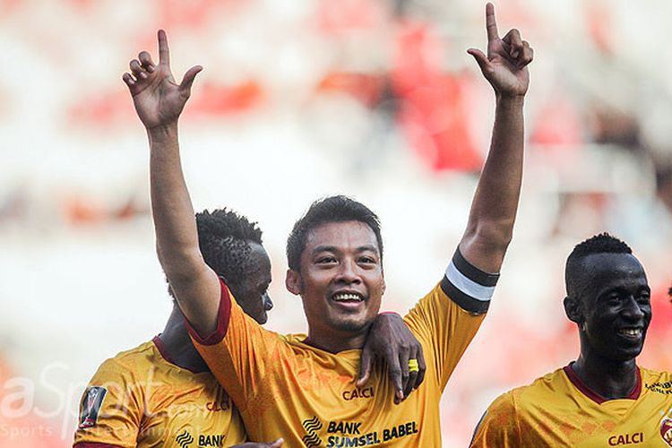 Kapten Sriwijaya FC, Hamka Hamzah, merayakan kemenangan atas PSMS Medan dalam laga perebutan juara ketiga Piala Presiden 2018 di Stadion Utama Gelora Bung Karno, Senayan, Jakarta, (17/02/2018).
