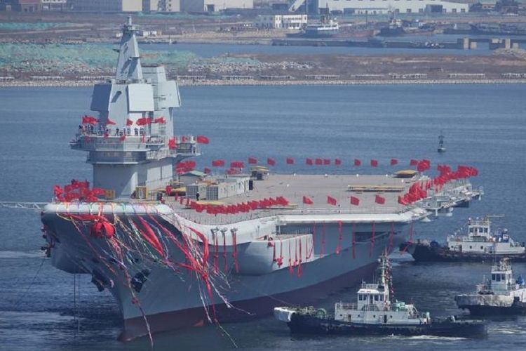Kapal induk pertama China, hasil buatan dalam negeri diluncurkan dalam sebuah upacara di Dalian, Provinsi Liaoning, China, Rabu (26/4/2017).