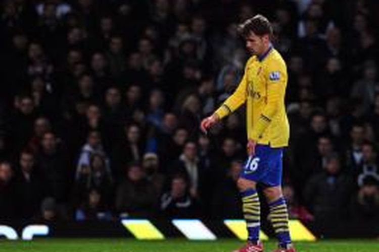 Gelandang Arsenal Aaron Ramsey meninggalkan lapangan karena cedera, pada laga Premier League melawan West Ham United, di Boleyn Ground, Kamis (26/12/2013).