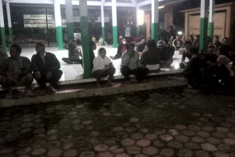 Puluhan warga Desa Kedawung, Kecamatan Nglegok, Kabupaten Blitar, mendatangi kantor desa guna pada Rabu (18/5/2022) malam menyampaikan aspirasi penolakan pada aktivitas penambangan pasir di lahan pemajakan.