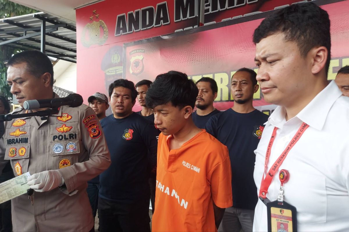 Polisi merilis ungkap kasus pembunuhan seorang anak di Kota Cimahi dengan menampilkan pelaku, Senin (24/10/2022). KOMPAS.com/BAGUS PUJI PANUNTUN