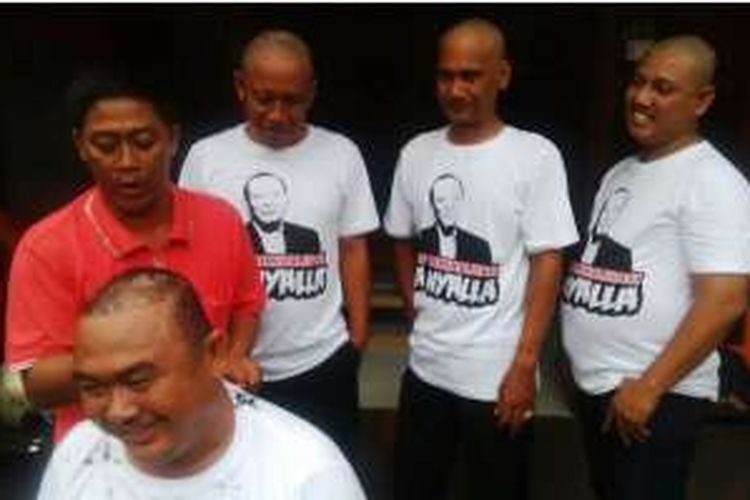 Setelah gugatan praperadilan La Nyalla Matalitti dimenangkan hakim Pengadilan Negeri Surabaya, pendukung La Nyalla menggunduli kepala mereka, Selasa (12/4/2016).