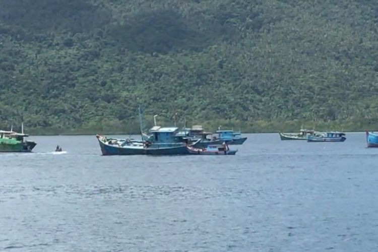 Kapal-kapal asing pencuri ikan yang ditenggelamkan di perairan Selat Lampa, Natuna, Kepulauan Riau, Minggu (29/10/2017). Penenggelaman itu dipimpin langsung oleh Menteri Kelautan dan Perikanan Susi Pudjiastuti. 