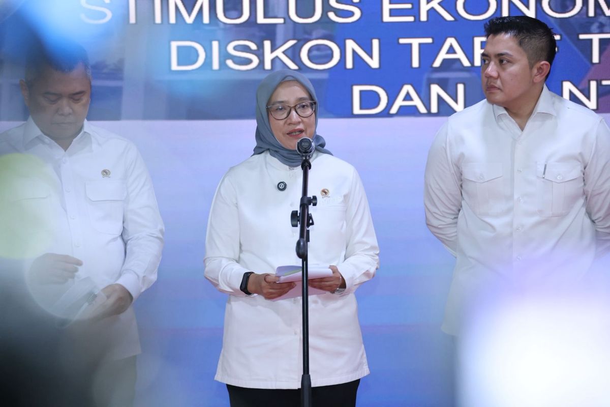 Menteri Pendayagunaan Aparatur Negara dan Reformasi Birokrasi (PANRB) Rini Widyantini dalam Konferensi Pers Stimulus Ekonomi Hari Besar Keagamaan Nasional (HBKN) Idul Fitri 2026 di Jakarta, Selasa (10/2/2026).
