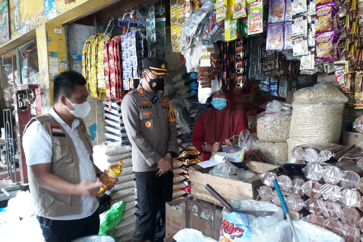 Kapolres Malang, AKBP Ferli Hidayat saat operasi pasar di Pasar Kepanjen, Selasa (29/3/2022).