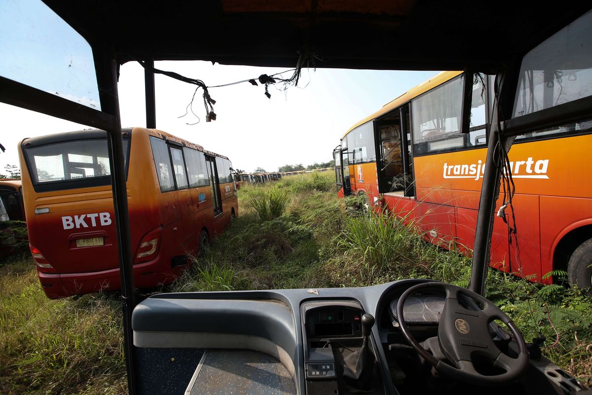 Ratusan bus Transjakarta terbengkalai di Kecamatan Dramaga, Kabupaten Bogor, Jumat (26/7/2019).